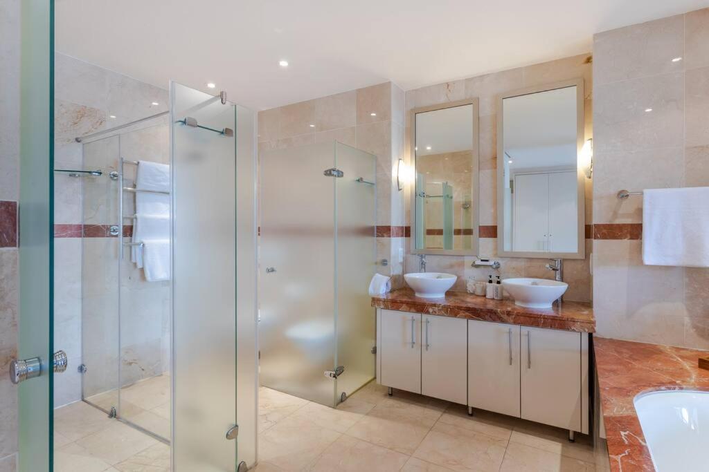 Outstanding V&a Marina Waterfront Apartment