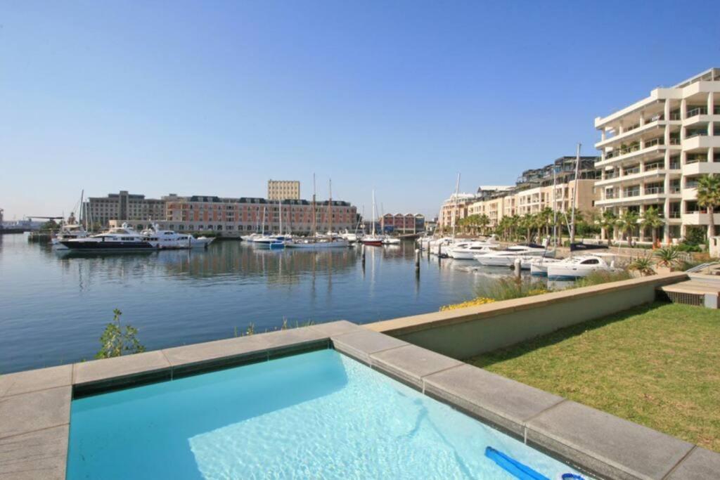 Outstanding V&a Marina Waterfront Apartment *