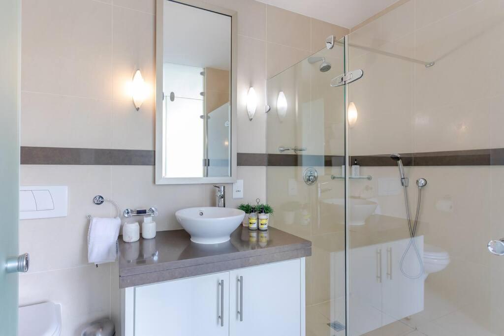 Outstanding V&a Marina Waterfront Apartment